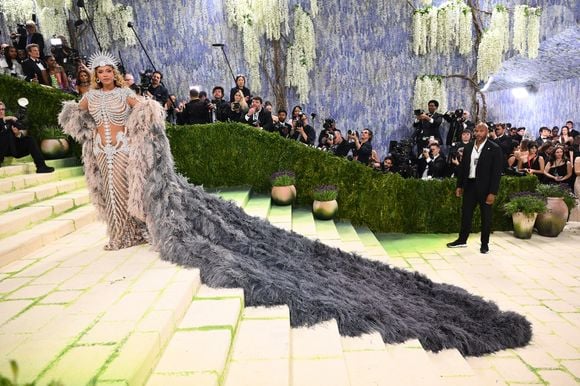 Beyoncé no Met Gala 2026: cantora de 44 anos retorna após 10 anos com look ‘esqueleto’ cravejado e capa gigante