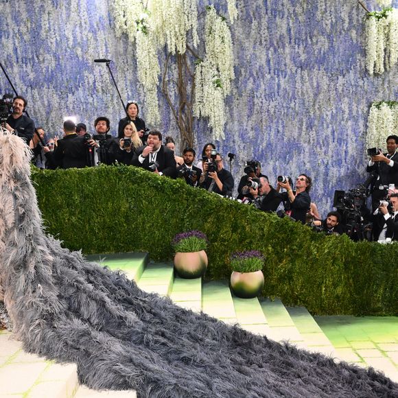 Beyoncé no Met Gala 2026: cantora de 44 anos retorna após 10 anos com look ‘esqueleto’ cravejado e capa gigante