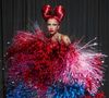 De 'zumbi punk' a 'pompom ambulante', Sabrina Sato brilha em noite de ensaio e Baile da Vogue com looks icônicos