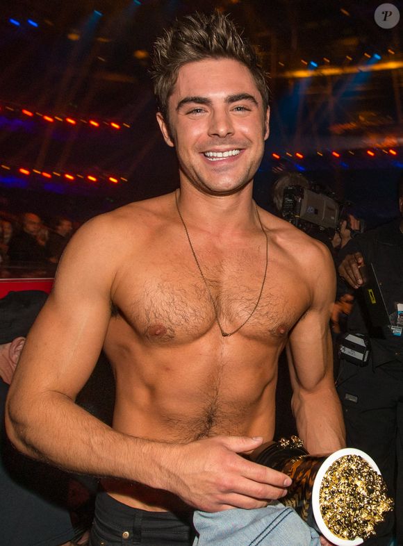 Zac Efron desce do palco sem camisa no MTV Movie Awards 2014 e chocou com corpo em forma
