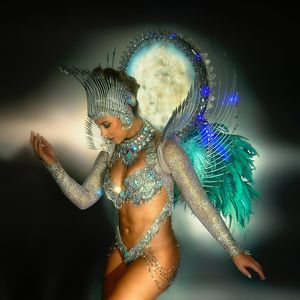 Paolla Oliveira escolheu fantasia luxuosa com LED à frente da bateria da Grande Rio