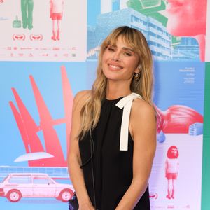 Na pré-estreia de 'Pequenas Criaturas', Carolina Dieckmmann apostou em um visual refinado com vestido Louis Vuitton e acessórios da maison francesa