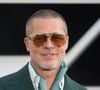 Aos 62 anos, Brad Pitt acumula décadas de experiência e conhece de perto a rotina exigente das grandes produções de Hollywood