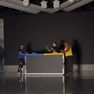 Celso Portiolli pegou o celular para se iluminar