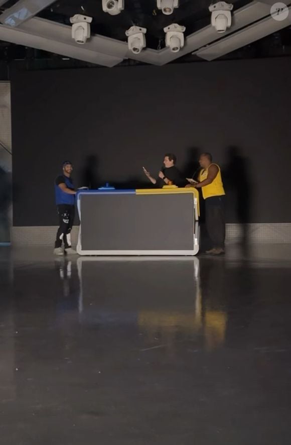 Celso Portiolli pegou o celular para se iluminar