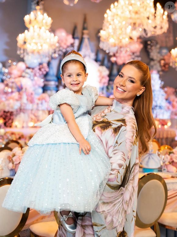 Foto de Virgínia Fonseca e Maria Flor curtida por Bruna Biancardi foi postada pela página Le Infance, grife responsável por produzir roupas infantis luxuosas