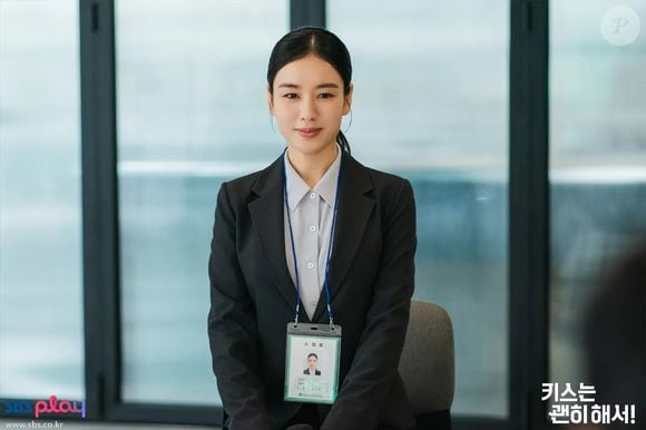 Go Da-rim é uma mulher forte que finge ser casada e mãe para conseguir emprego em uma empresa de artigos infantis