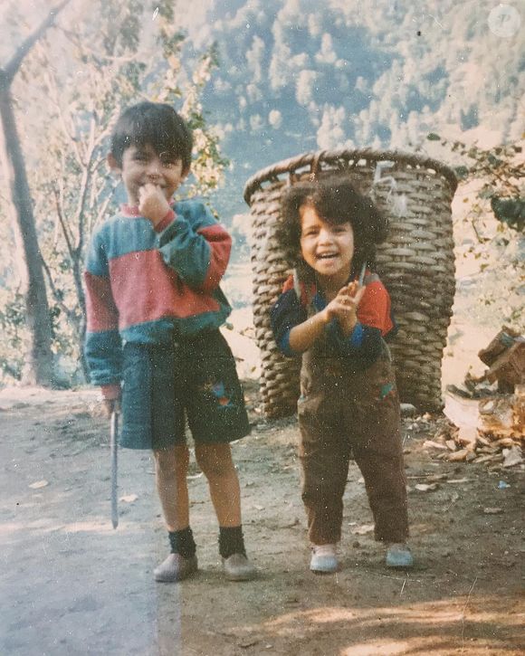 Sirin da novela 'Força de Mulher', Seray Kaya surge em foto de infância nos anos 1990