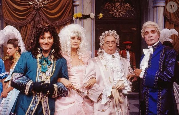 Ísis de Oliveira, em foto da novela 'Que Rei Sou Eu', admitiu que em julho de 1998 não conhecia George Clooney; atriz disse que namorava o ator e que ganharia um carro de luxo dele