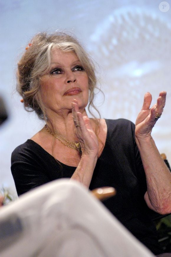 Brigitte Bardot morreu em dezembro de 2025, dois meses após passar por cirurgia às pressas: causa da morte não foi revelada