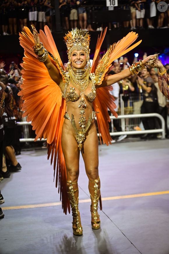 Sabrina Sato deixou o corpão em evidência em fantasia da Gaviões da Fiel
