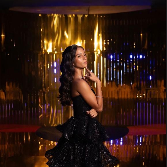Para a festa, Rayssa Leal caprichou no look, composto por um vestido preto sem alças e com muito brilho