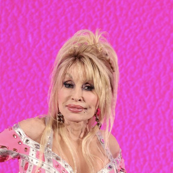 Em um comunicado enviado à People, a família de Dolly Parton revelou que a causa de sua morte foi um câncer