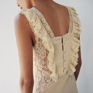Por R$ 739, o Vestido Longo Drapeado em Renda da Zara aposta no decote quadrado, nas alças largas e na aplicação de renda em contraste para criar um visual romântico