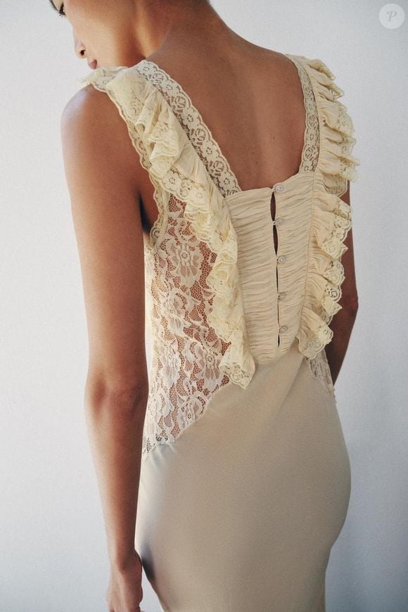 Por R$ 739, o Vestido Longo Drapeado em Renda da Zara aposta no decote quadrado, nas alças largas e na aplicação de renda em contraste para criar um visual romântico