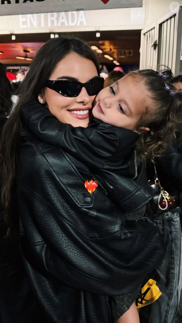 Amanda Kimberlly levou Helena para curtir o show do BTS em São Paulo na última quarta-feira (28)