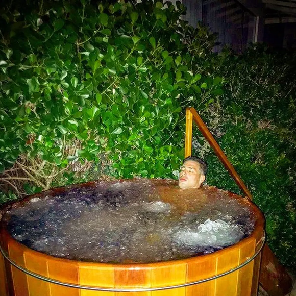 Entre os adeptos está Cauã Reymond, que começou a usar a banheira de gelo por influência do mestre do jiu-jitsu Rickson Gracie