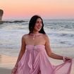 Adeus, Samba! Estes tênis Adidas são perfeitos para férias no litoral: na cor rosa-pôr-do-sol, combinam com vários vestidos e calças