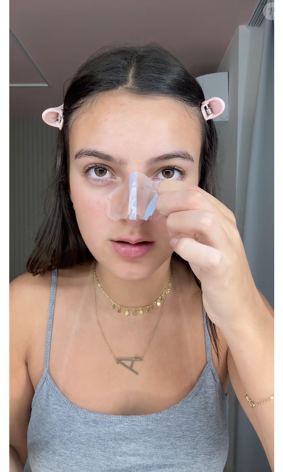 O penúltimo passo é aplicação de um adesivo de nariz para combater a acne e cravos da Peach Slices