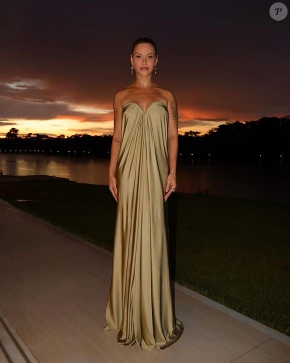 A influenciadora Andressa Suita dispensou o branco e investiu em look dourado sem alças para o Réveillon 2025