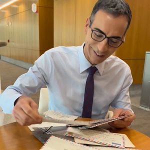 César Tralli encontrou todas as cartas que enviou para a mãe quando se mudou para Londres para estudar, ainda na adolescência