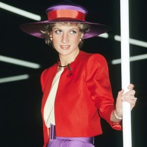 Diana, eterna Princesa de Gales, também apostava no chamado color block, misturando tons intensos com equilíbrio e personalidade.