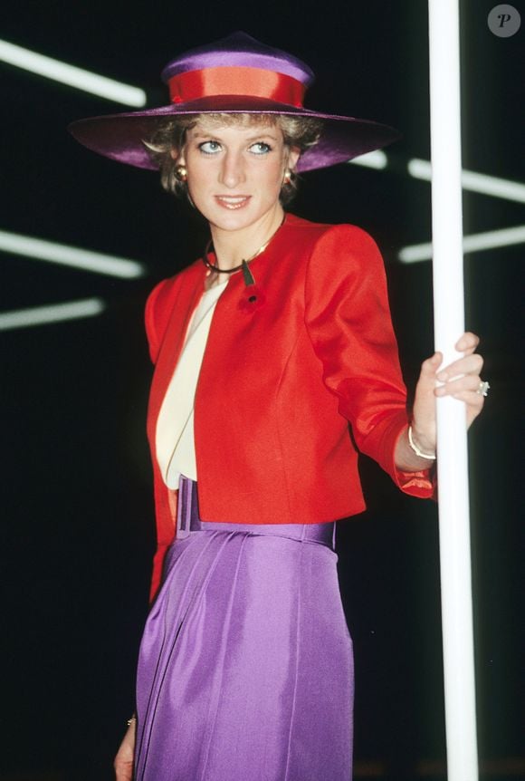 Diana, eterna Princesa de Gales, também apostava no chamado color block, misturando tons intensos com equilíbrio e personalidade.