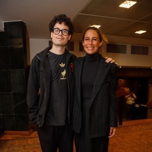 Andrea Beltrão e o filho Chico Beltrão: aparição rara em público na estreia da peça 'Lady Tempestade'