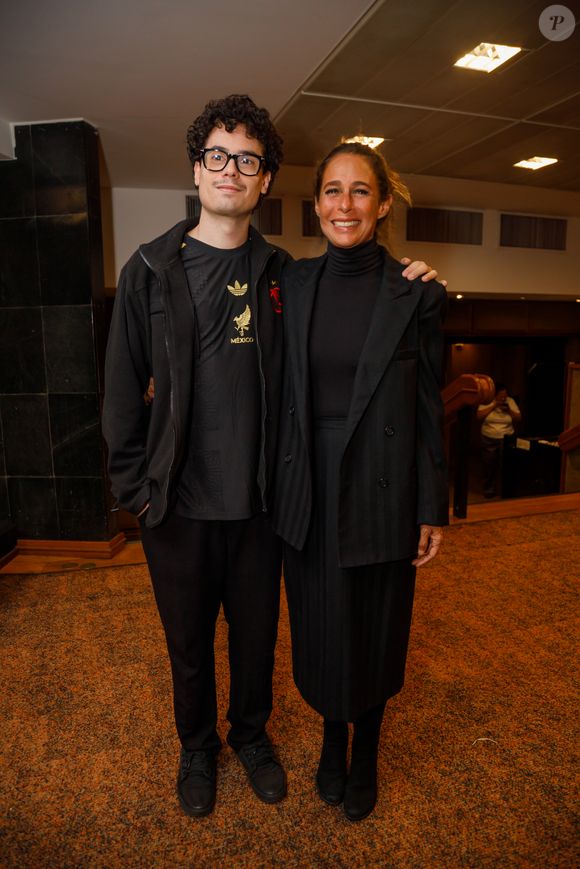 Andrea Beltrão e o filho Chico Beltrão: aparição rara em público na estreia da peça 'Lady Tempestade'