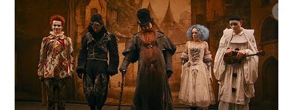 Filme também se distancia da releitura recente de Guillermo del Toro, apostando em uma narrativa pouco familiar ao público ocidental