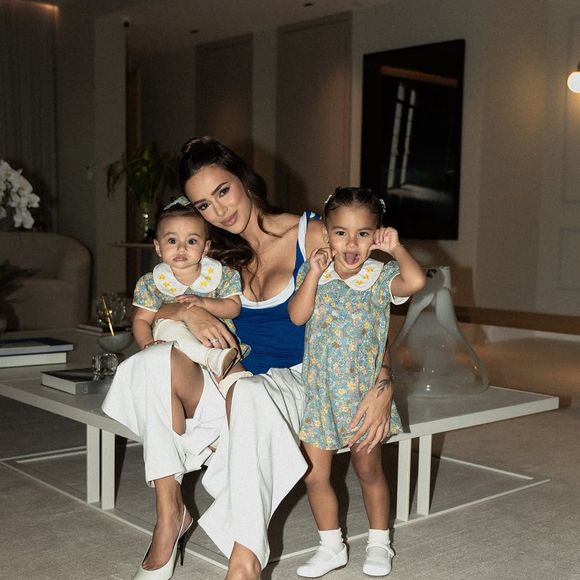 Ao lado das filhas Mavie e Mel, Bruna Biancardi mostrou detalhes do look em sua rede social