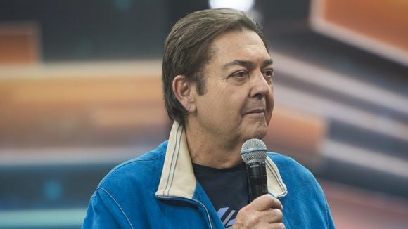 Faustão aparece em cadeira de rodas ao lado dos filhos com Luciana Cardoso, 6 meses após novos transplantes. Veja como está o apresentador