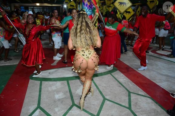 Paolla Oliveira usou fantasia de onça para ensaio de pré-carnaval