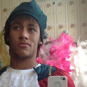Nesta foto, Neymar estava vestido de Romeu para uma peça de Romeu e Julieta