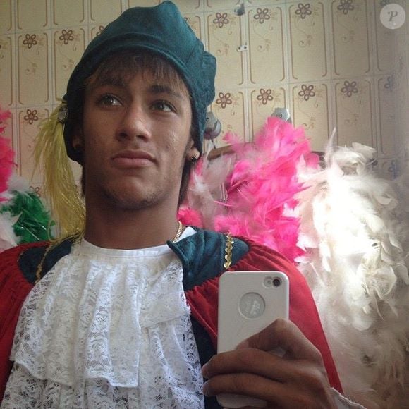 Nesta foto, Neymar estava vestido de Romeu para uma peça de Romeu e Julieta
