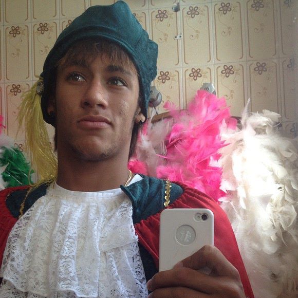 Nesta foto, Neymar estava vestido de Romeu para uma peça de Romeu e Julieta