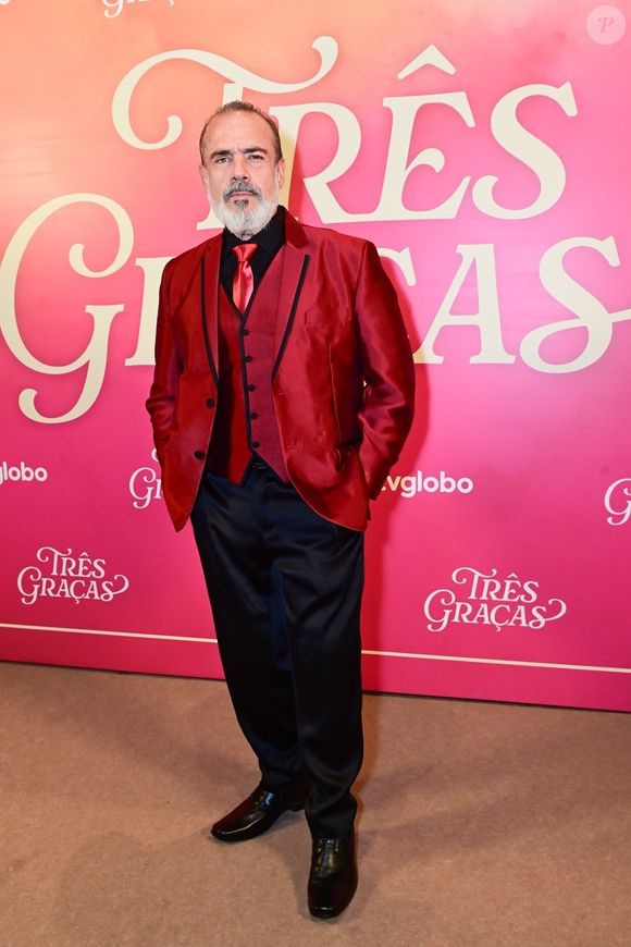 Em 'Três Graças', André Mattos vive o delegado Jairo Barroso. Na vida real, o ator tem 1,72m de altura