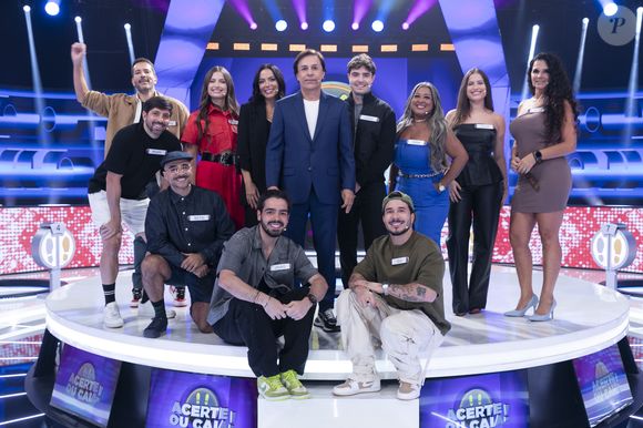 Tom Cavalcante ao lado de convidados de outra edição do 'Acerte ou Caia!', da Record