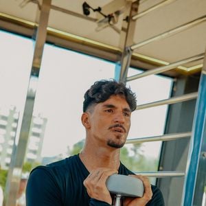 Com carambola, figo e um blend de lavanda, sálvia e alecrim: o novo lançamento de perfumaria de 'O Boticário' virou favorito de Gabriel Medina e colocou o surfista em desafio de alta pressão e baixa temperatura na orla de Ipanema