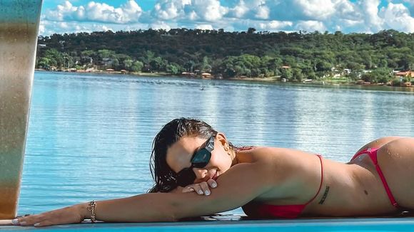 Nathalia Araujo, a Natinha do vôlei, curte homenagem para ela e o ex em perfil de fã-clube