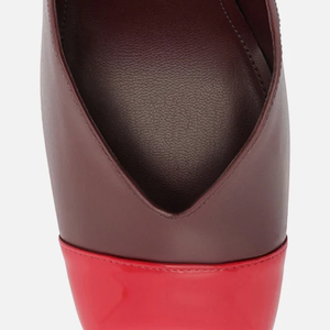 O Scarpin Margot Vermelho Salto Bloco, da Arezzo, apresenta recorte em V no cabedal e tira larga nas laterais, detalhes que diferenciam o desenho do modelo. O sapato tem acabamento envernizado, formato fechado e salto de 8,7 cm, características informadas na descrição do produto