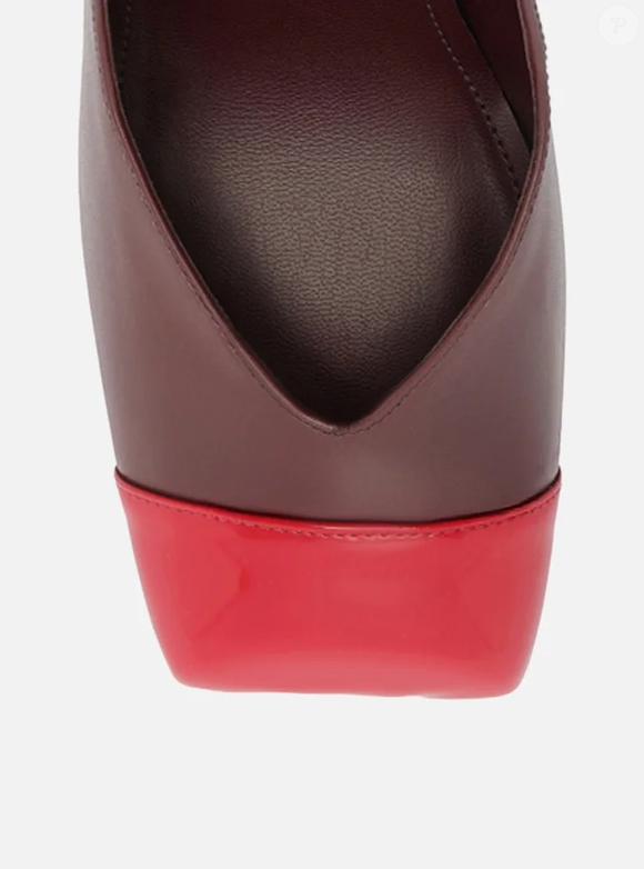 O Scarpin Margot Vermelho Salto Bloco, da Arezzo, apresenta recorte em V no cabedal e tira larga nas laterais, detalhes que diferenciam o desenho do modelo. O sapato tem acabamento envernizado, formato fechado e salto de 8,7 cm, características informadas na descrição do produto