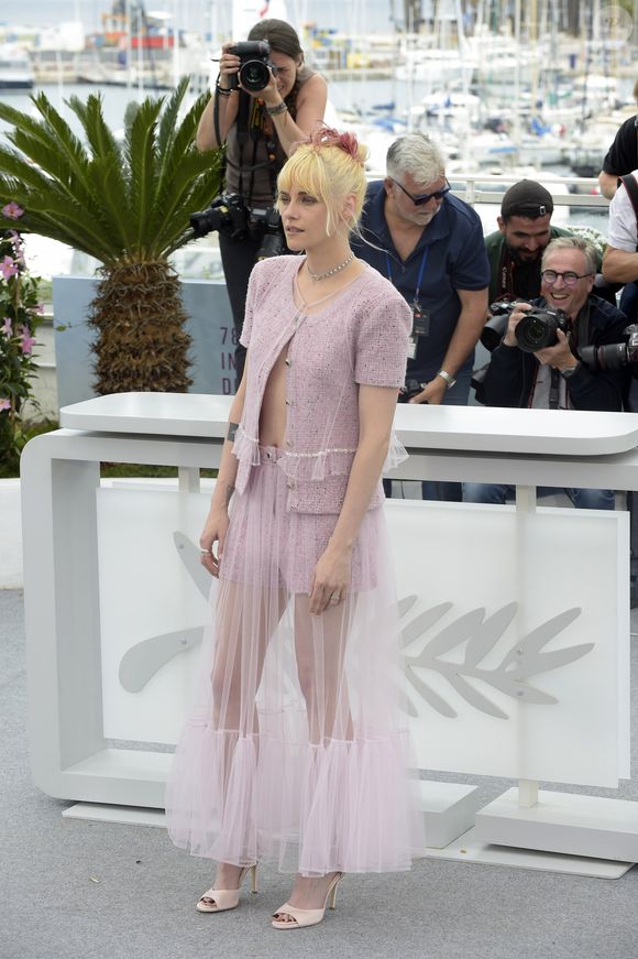 Kristen Stewart completou a produção com um par de saltos rosa, uma gargantilha de diamantes e alguns anéis de prata.