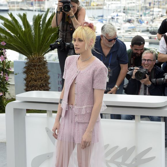 Kristen Stewart completou a produção com um par de saltos rosa, uma gargantilha de diamantes e alguns anéis de prata.