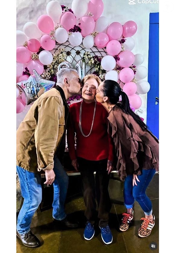 Glória Menezes ganha beijo do filho Tarcísio Filho e da nora Mocita Fagundes em festa dos seus 91 anos