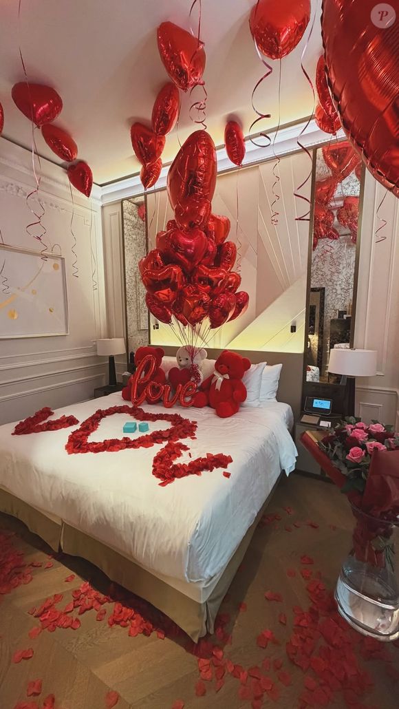 Pedido de namoro de Vinicius Jr. a Virginia Fonseca teve balões de gás em formato de coração, um onde se lia a palavra 'love' (amor, em inglês) e pétalas de rosa