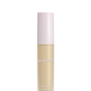 Para iluminar, o Power Push Concealer na cor 4.5WN foi aplicado com o Concealer Brush 02, trazendo aquele olhar descansado.
