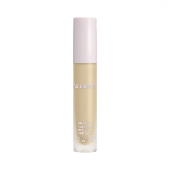 Para iluminar, o Power Push Concealer na cor 4.5WN foi aplicado com o Concealer Brush 02, trazendo aquele olhar descansado.