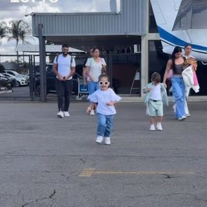 Virginia Fonseca embarcou na companhia das filhas.