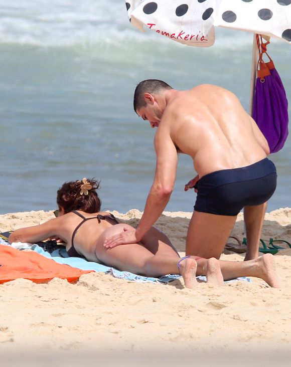 José Loreto passou protetor solar no bumbum da namorada, Fernanda Marques